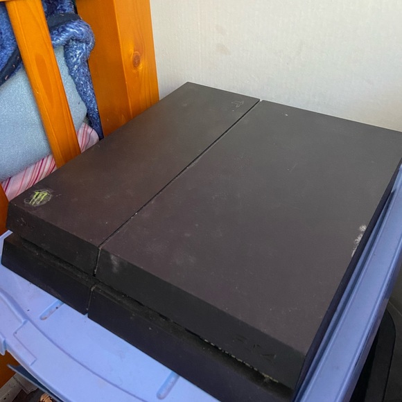 PS4 console - Picture 2 of 3